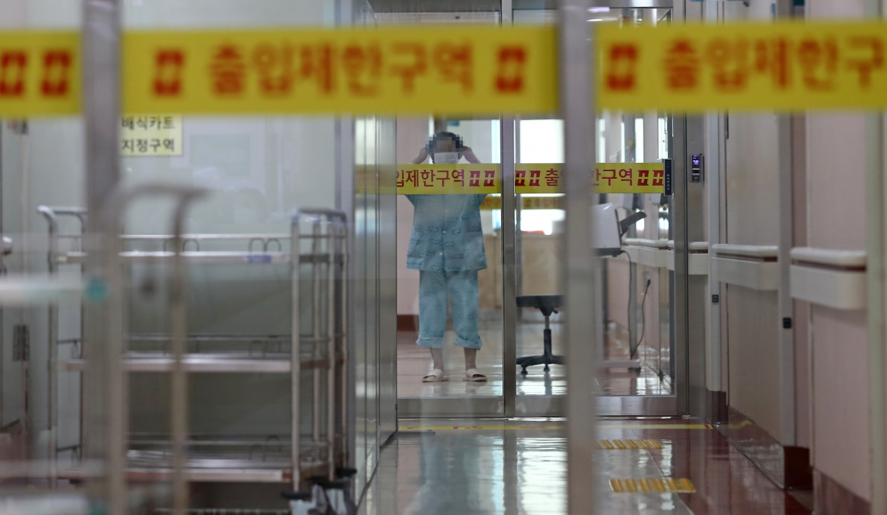 29일 오후 대전시 서구 둔산동 대전을지대학교병원 감염병 전담 병동의 복도 모습. 코로나19 상황 악화로 대전에 있는 중증 병상은 모두 사용 중이어서 추가로 환자를 수용할 수 없는 상황에 이르렀다. [연합]