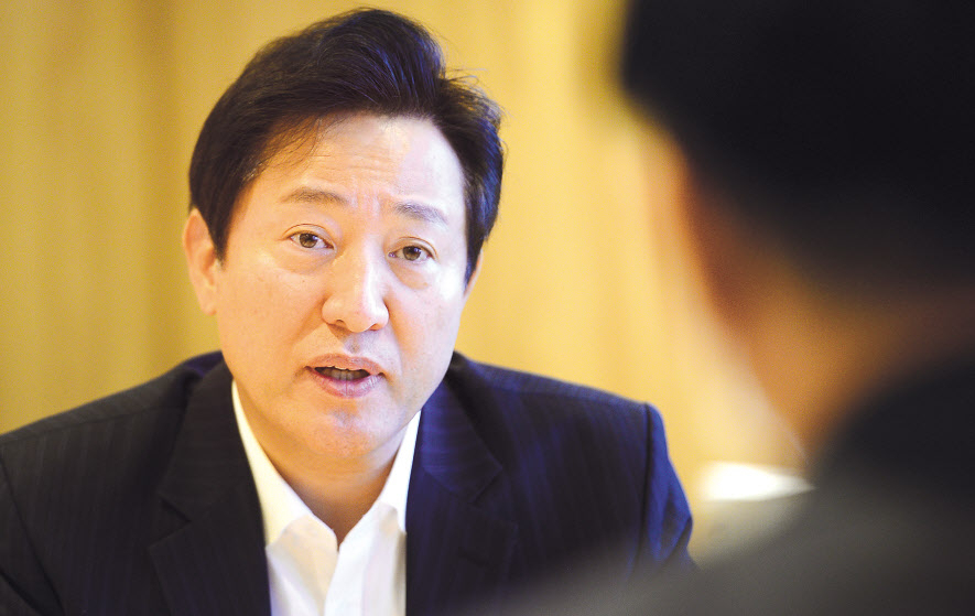 오세훈 서울시장은 25일 시청 시장 집무실에서 가진 본지와 인터뷰에서 정부의 부동산 정책에 실망감을 표하며 강한 재선 의지를 드러냈다. 이상섭 기자