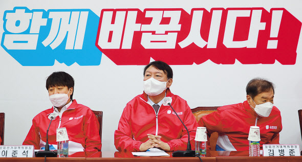 지난 29일 국회에서 열린 국민의힘 중앙선거대책위원회 회의에 참석한 윤석열(가운데) 대선 후보, 이준석(왼쪽), 김병준(오른쪽) 상임선거대책위원장. 이준석 대표는 이튿날인 30일 오전 예정됐던 언론사 행사 참석을 취소하고 전화기를 꺼 놓아 여러 해석을 낳고 있다. 이상섭 기자