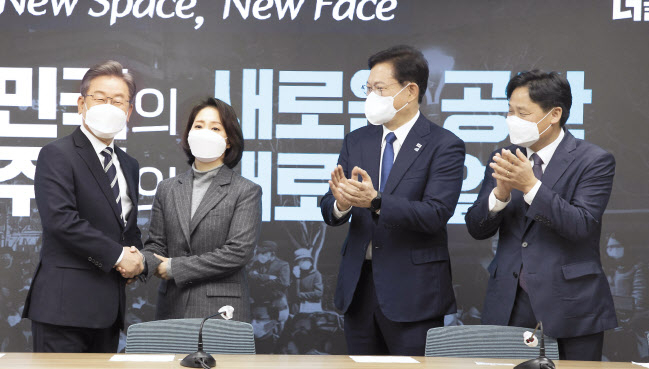 이재명 더불어민주당 대선 후보가 30일 오전 서울 여의도 민주당사에서 중앙선거대책위원회 첫 외부 인재 영입인사인 조동연(왼쪽에서 두번째) 서경대 군사학과 교수 겸 미래국방기술창업센터장을 악수로 맞고 있다. 조 교수는 중앙선대위 공동상임위원장을 맡게 됐다. 이상섭 기자