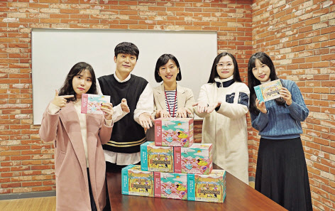 냉동파스타를 소개하는 담당자와 대학생 마케터. [롯데푸드 제공]