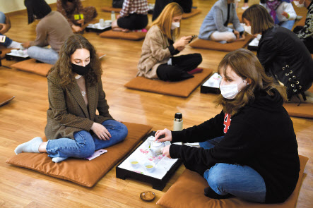 주한 외국인들의 세종대왕 여행은 한글바로알기와 다도 등 다양한 문화체험이 곁들여진다.