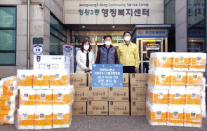 이마트24 시흥새피앙점 경영주가 동행기부 후 기념촬영을 하는 모습. [이마트24]