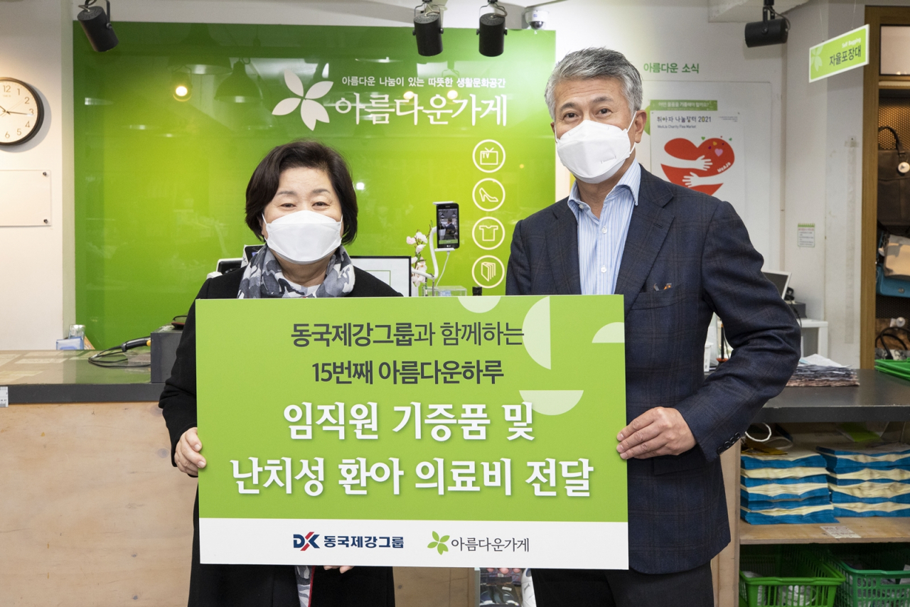30일 아름다운가게 안국점에서 열린 ‘제 15회 동국제강그룹과 함께하는 아름다운 하루’ 행사에서 홍명희 재단법인 아름다운가게 이사장(좌)과 장세욱 동국제강 부회장(우)이 기념사진을 촬영하고 있다.[동국제강 제공]