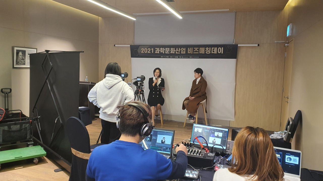 과학문화산업 비즈매칭데이에서 콘텐츠 투자자 멘토가 멘토링을 진행하고 있다.[한국과학창의재단 제공]