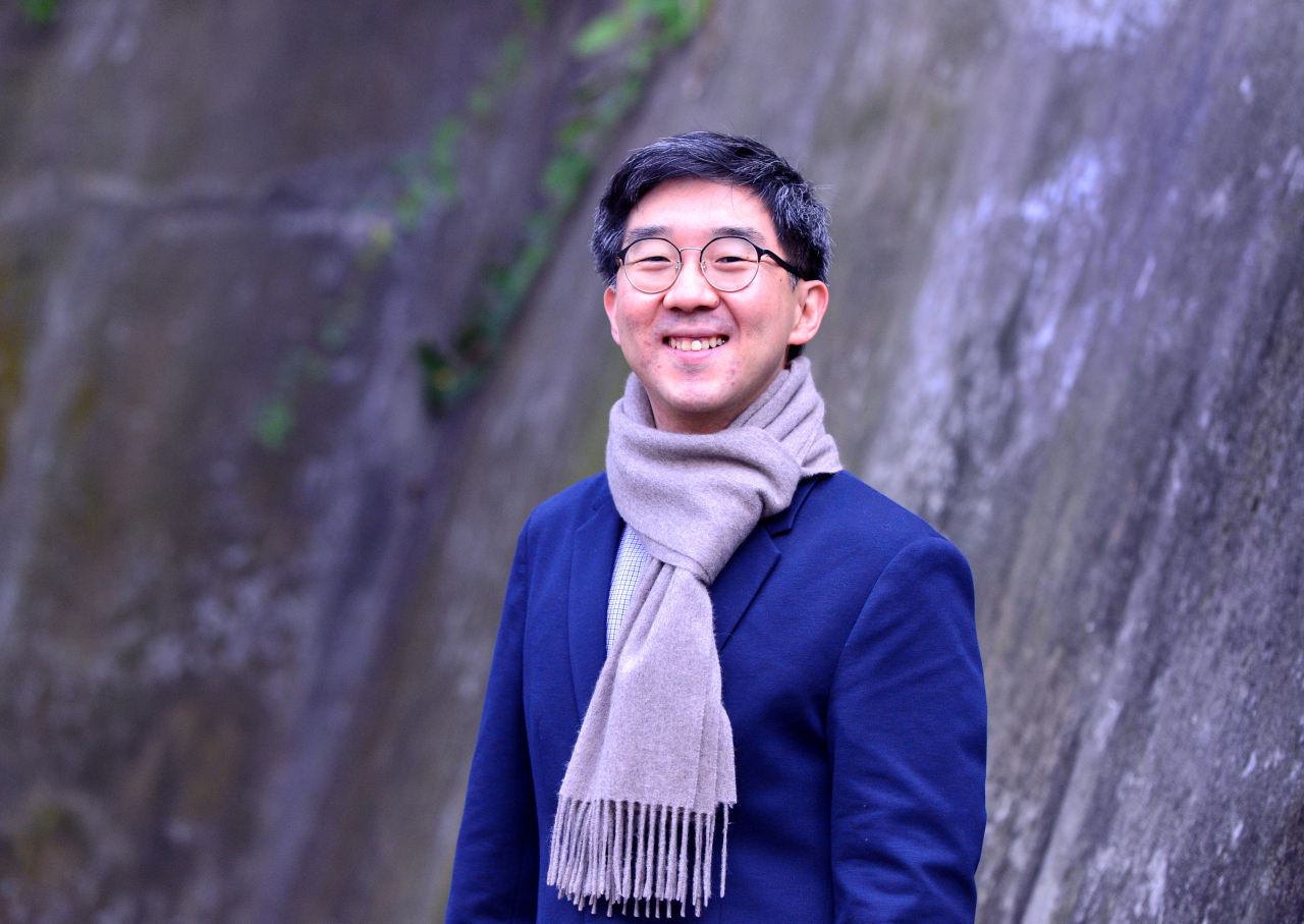 한국의 익숙한 일상과 풍경을 소재로, 국악을 음악적 요소로 결합해 재기발랄한 현대음악을 선보이는 김택수 작곡가는 지금 전 세계가 주목하는 K-클래식의 선두주자다. 그는 “작곡가는 자신의 인생을 갈아 넣는 것이다. 어린시절부터 갈아넣었더니 한국은 피해갈 수 없었다”고 말했다. 박현구 기자