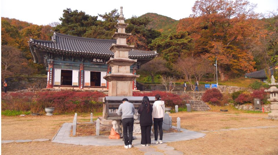 계룡산 신원사에서 여행객들이 기도를 드리고 있다.