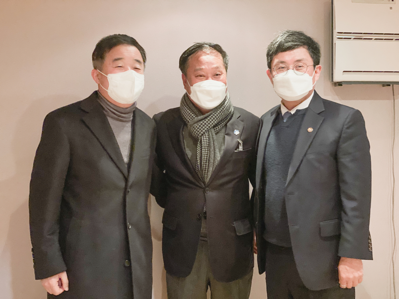 정동균(가운데) 양평군수 국회 방문