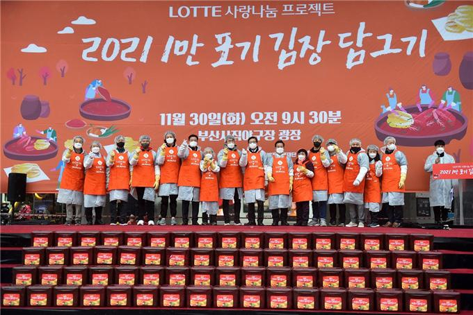 30일 사직야구장 앞 광장에서 롯데그룹 계열사와 함께하는 ‘일만 포기 김장 담그기’ 행사가 개최됐다. [부산시 제공]