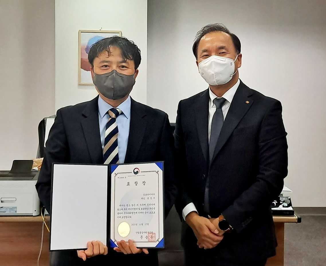 금호타이어 전략혁신팀 문정주 책임이 지난 26일 ‘한국에너지대상’에서 에너지 효율 향상 관련 시책 및 홍보 분야의 공로를 인정받아 산업통상자원부장관 표창을 수상했다