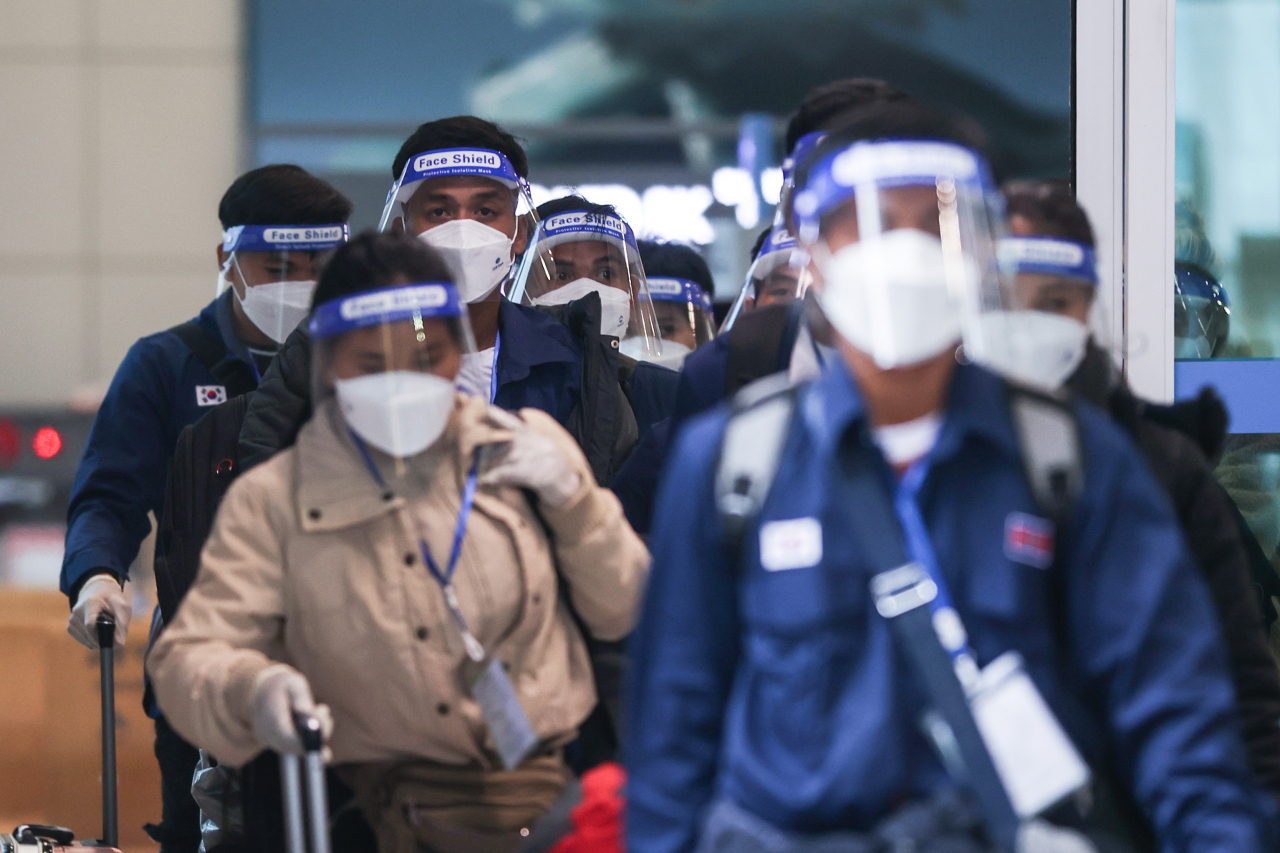 코로나19 변이 바이러스인 '오미크론' 국내 유입이 우려되는 가운데 30일 오전 인천국제공항을 통해 입국한 외국인들이 버스를 타기 위해 이동하고 있다. 방역 당국은 남아프리카 8개국에서 들어오는 외국인의 입국을 전면 금지했으며 일본과 이스라엘 등은 모든 외국인에 대한 입국을 전면 금지한 상태다. [연합]