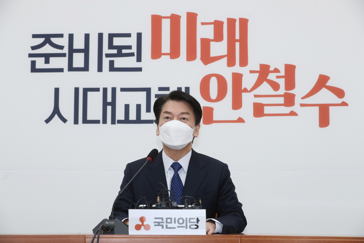 안철수 국민의당 대선후보가 30일 오전 국회에서 기자회견을 열고 '위드코로나 문제와 정책대안'을 발표하고 있다. [국회사진기자단]