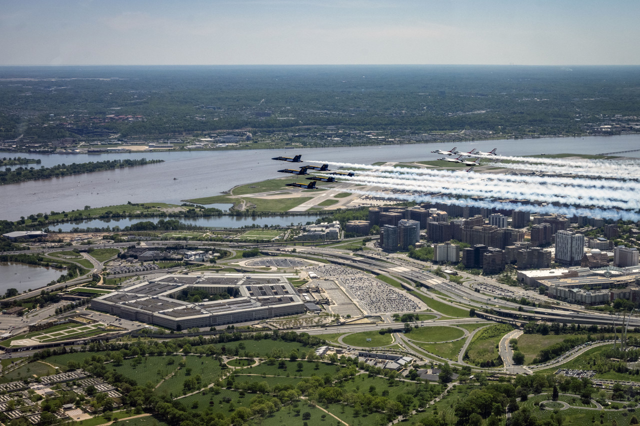 The Air Force and Navy flight demonstration squadrons, the Thunderbirds and the Blue Angels, fly over the Pentagon on May 2, 2020 (US Air Force Tech. Sgt. Ned T. Johnston)