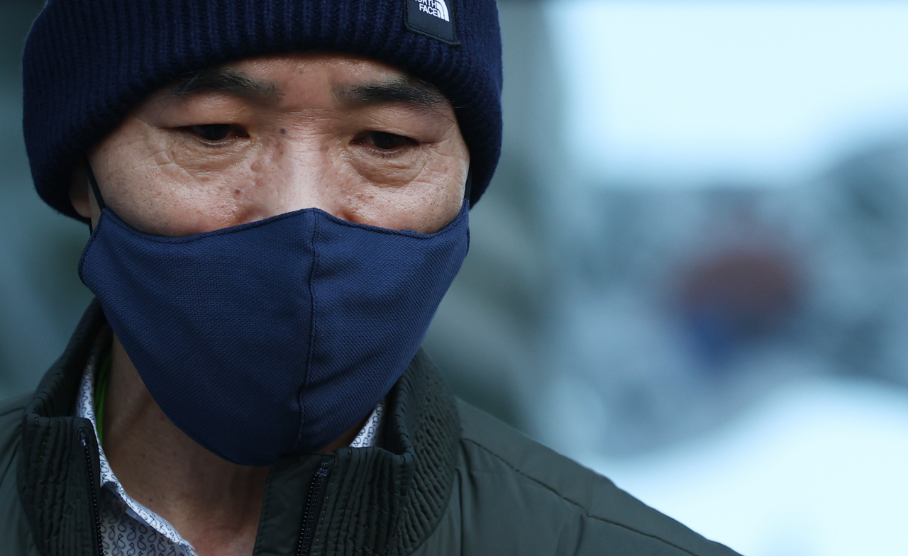 서해상에서 북한군에 사살된 공무원의 형 이래진 씨가 지난 12일 오후 서초구 서울행정법원에서 열린 정부 상대 정보공개청구소송 1심 선고를 마치고 기자회견을 하고 있다. [연합]