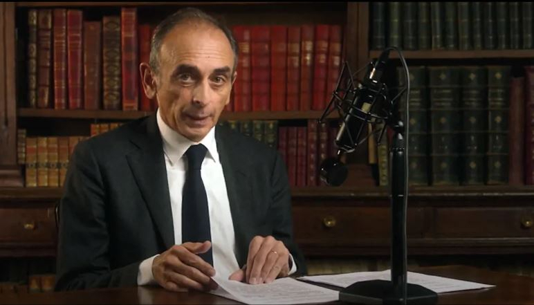 극우 성향 평론가 에리크 제무르(Eric Zemmour·63)가 30일(현지시간) 사전 녹화된 유튜브 영상을 통해 프랑스 대통령 선거 출마를 공식 선언하고 있다. [AFP]