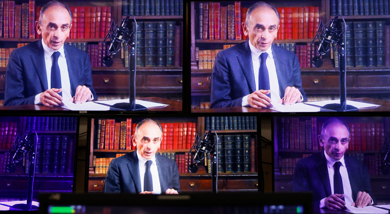 극우 성향 평론가 에리크 제무르(Eric Zemmour·63)가 30일(현지시간) 사전 녹화된 유튜브 영상을 통해 프랑스 대통령 선거 출마를 공식 선언하고 있다. [AFP]
