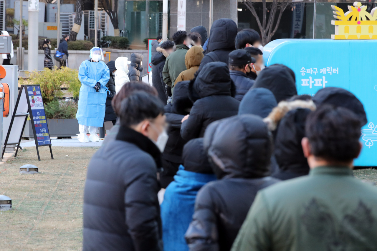 1일 오전 서울 송파구 송파보건소 신종 코로나바이러스 감염증(코로나19) 선별진료소에서 시민들이 검사를 받기 위해 대기하고 있다. 단계적 일상화 정상화를 위해 사회적 거리두기 완화를 실시한 지 한 달이 되는 이날 코로나19 확진은 5천 명대 초반을 기록해, 코로나19 팬데믹 이후 최대를 기록했다.[연합]