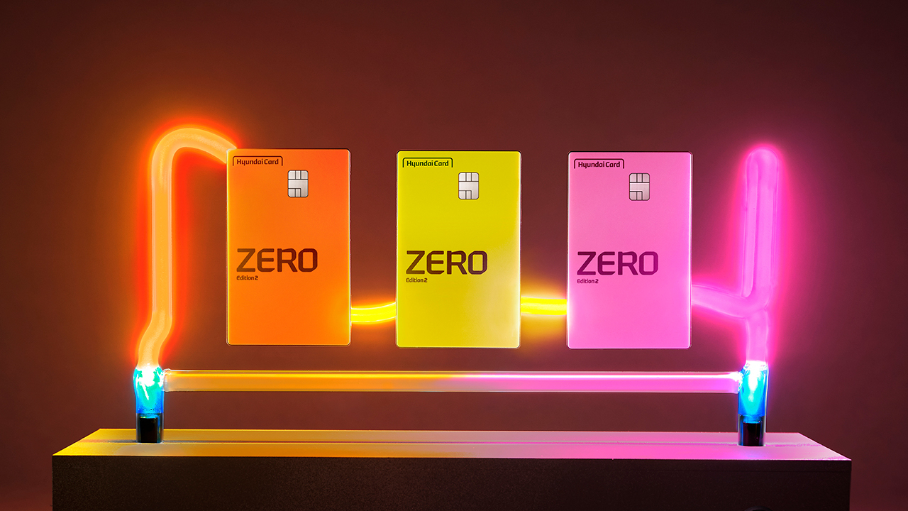 ‘현대카드ZERO Edition2’ 한정판 플레이트 ‘네온 제로(NEON ZERO)’.[현대카드 제공]