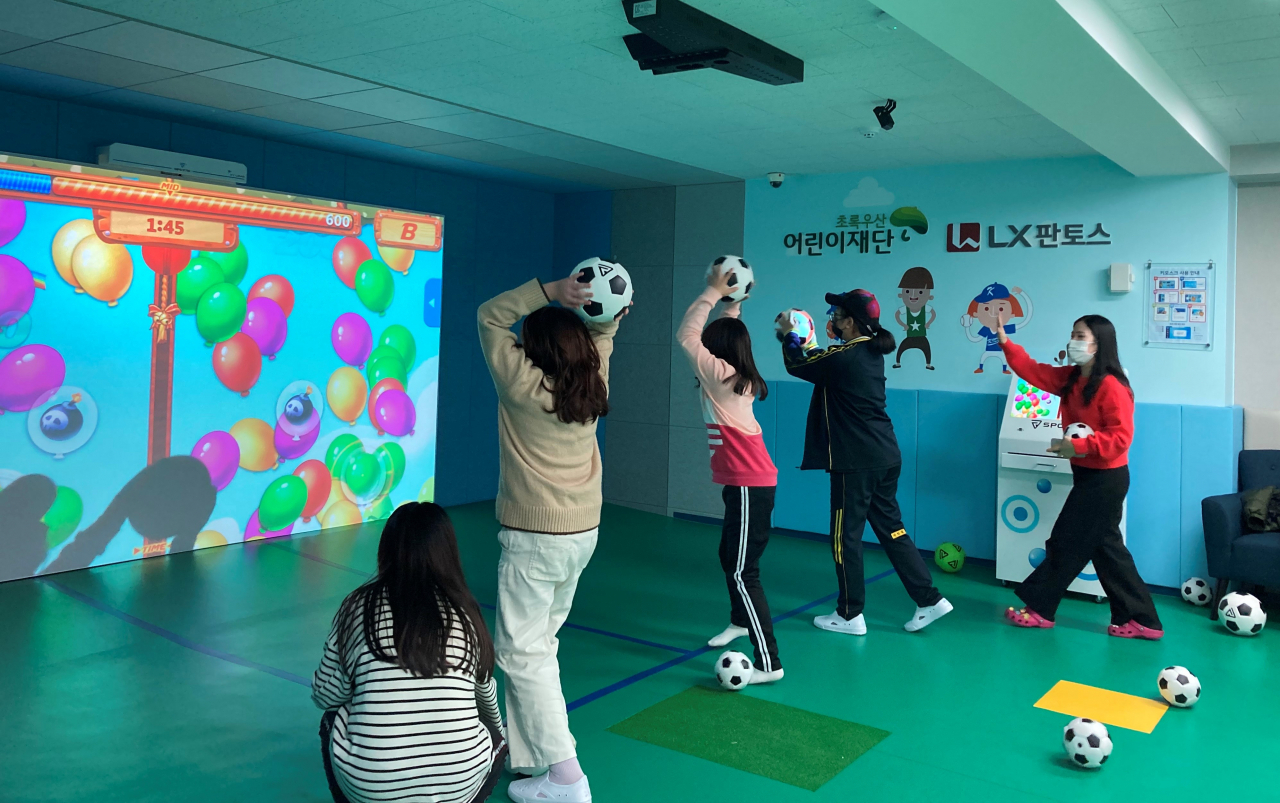 서울 영등포구 초록우산어린이재단 영등포종합사회복지관 내 VR학습놀이터에서 아동들이 게임을 하고 있다. [LX판토스 제공]