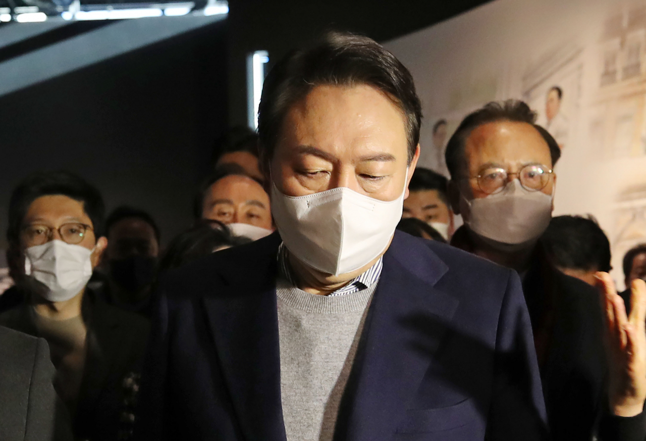 윤석열 국민의힘 대선 후보가 1일 오전 충남 천안시 독립기념관을 방문, '겨레의 함성관'에서 전시물을 살펴보고 있다. [연합]
