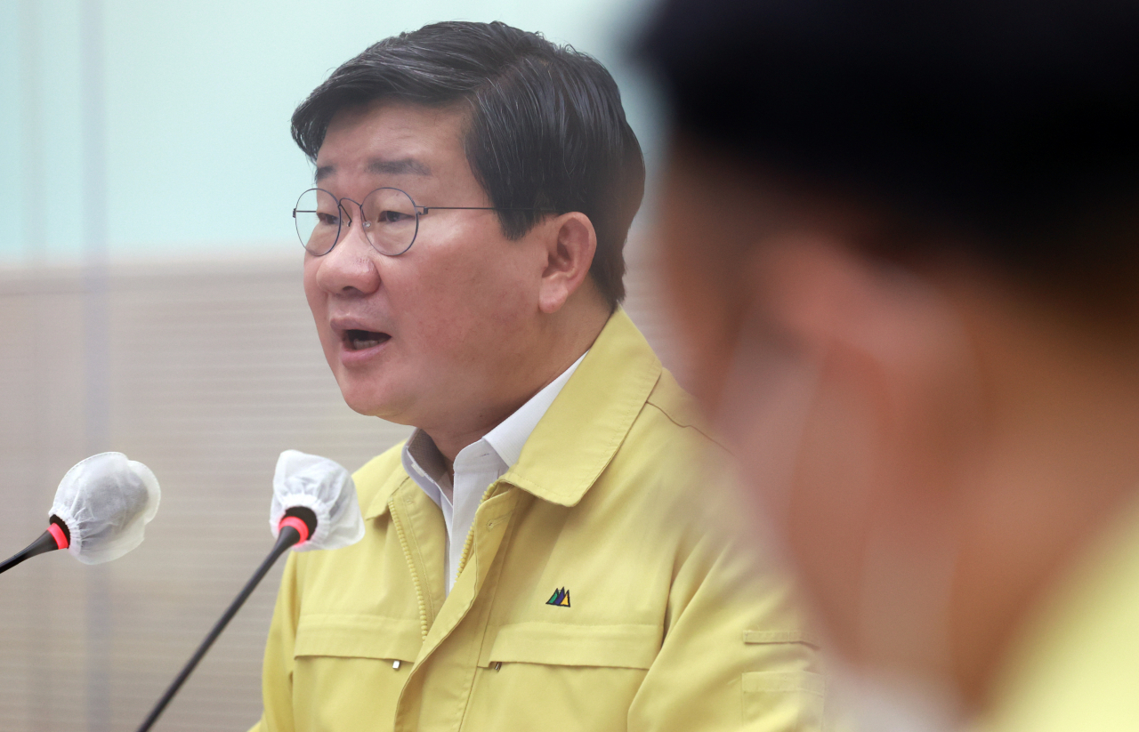 중앙재난안전대책본부 2차장인 전해철 행정안전부 장관이 1일 오전 세종시 정부세종2청사에서 열린 코로나19 대응 중앙재난안전대책본부 회의를 주재하며 발언하고 있다. 전 장관은 중대본 모두발언에서 "1일 확진자수가 5천명대 초반에 이를 것으로 보인다"며 "어제까지 위중증 환자수는 700명대 수준이며 수도권 지역을 중심으로 병상 가동률이 상승하고 배정 대기도 증가하고 있는 상황"이라고 밝혔다. [연합]