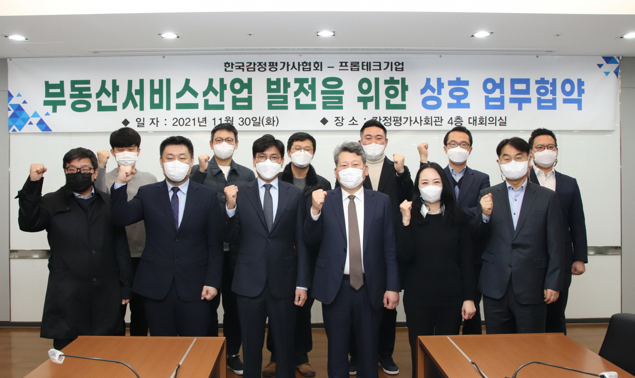 한국프롭테크포럼과 한국감정평가사협회, 프롭테크 기업들이 지난달 30일 업무 협약식을 갖고 부동산서비스산업 발전을 위해 협력하기로 했다. [한국프롭테크포럼 제공]