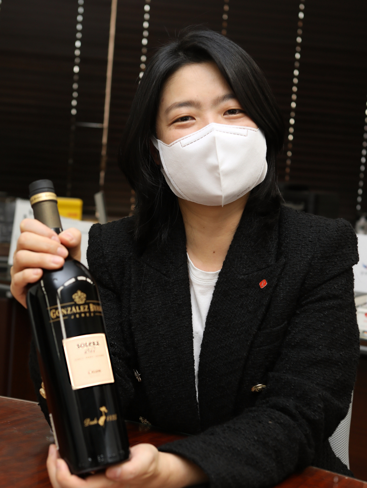 강혜원 롯데마트 주류담당 상무는 이달 롯데마트 잠실점에 선보이는 대형 와인샵 ‘보틀벙커’ 오픈 준비에 한창이다. 강 상무는 롯데마트가 와인 카테고리를 키우기 위해 만든 전담팀 ‘프로젝트W’를 위해 지난 5월 영입한 외부 인재다. 강 상무가 서울 잠실 롯데마트 본사 사무실에서 와인을 소개하고 있다. [롯데마트 제공]