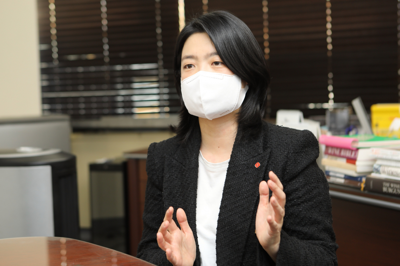 강혜원 롯데마트 주류담당 상무는 이달 롯데마트 잠실점에 선보이는 대형 와인샵 ‘보틀벙커’ 오픈 준비에 한창이다. 강 상무는 롯데마트가 와인 카테고리를 키우기 위해 만든 전담팀 ‘프로젝트W’를 위해 지난 5월 영입한 외부 인재다. [롯데마트 제공]