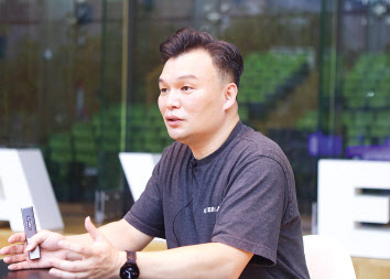 아크버스를 구성하는 솔루션과 시스템은 현실세계의 인프라와 연결된다. 로봇, 자율주행 모빌리티, AR(증강현실)·VR(가상현실), 스마트빌딩, 스마트시티 등 서비스가 물리적 세계와 가상세계의 매개체가 된다. 사진은 양팔 로봇 엠비덱스(위쪽 사진). 네이버랩스의 아크버스(ARCVERSE)에 대해 설명 중인 석상옥 네이버랩스 대표. [네이버 제공]
