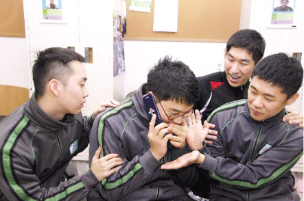 LG유플러스가 이달 1일부터 현역병사들에게 모바일 데이터를 추가 제공한다. 사진은 군 부대 생활관에서 병사가 휴대폰을 이용하고 있는 모습. [LG유플러스 제공]
