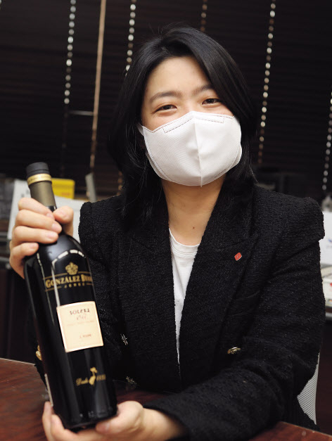 강혜원 롯데마트 주류담당 상무는 이달 롯데마트 잠실점에 선보이는 대형 와인샵 ‘보틀벙커’ 오픈 준비에 한창이다. 강 상무는 롯데마트가 와인 카테고리를 키우기 위해 만든 전담팀 ‘프로젝트W’를 위해 지난 5월 영입한 외부 인재다. 강 상무가 서울 잠실 롯데마트 본사 사무실에서 와인을 소개하고 있다. [롯데마트 제공]