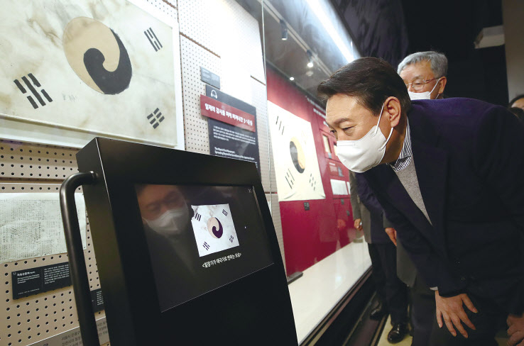 윤석열 국민의힘 대선 후보가 1일 오전 충남 천안시 독립기념관 ‘겨례의 함성관’에서 일장기 위에 태극기를 그린 진관사 태극기를 살펴보고 있다. [연합]