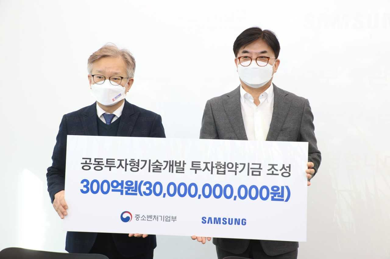 권칠승 중소벤처기업부 장관(왼쪽)과 김현석 삼성전자 대표이사(CE부문장)이 1일 경기도 용인 위드웨이브에서 열린 ‘중기부-삼성전자, 공동투자 기술개발 투자기금 조성식’에서 사진촬영을 하고 있다.[중소벤처기업부 제공]