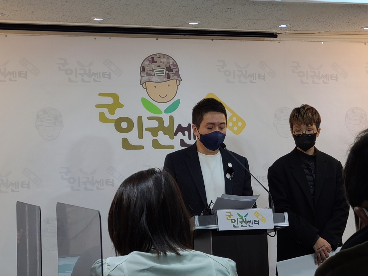 임태훈 군인권센터 소장이 1일 서울 마포구 군인권센터에서 열린 기자회견에서 공군 8전투비행단 성추행 사망사건과 관련 추가 정황을 발표하고 있다. 채상우 기자