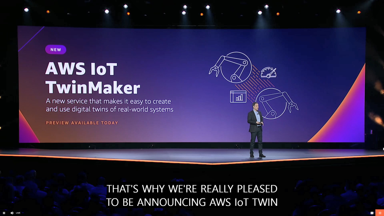 아담 셀립스키 AWS CEO가 1일 연례 행사에서 신규 제품과 서비스를 소개하고 있다. [AWS 제공]