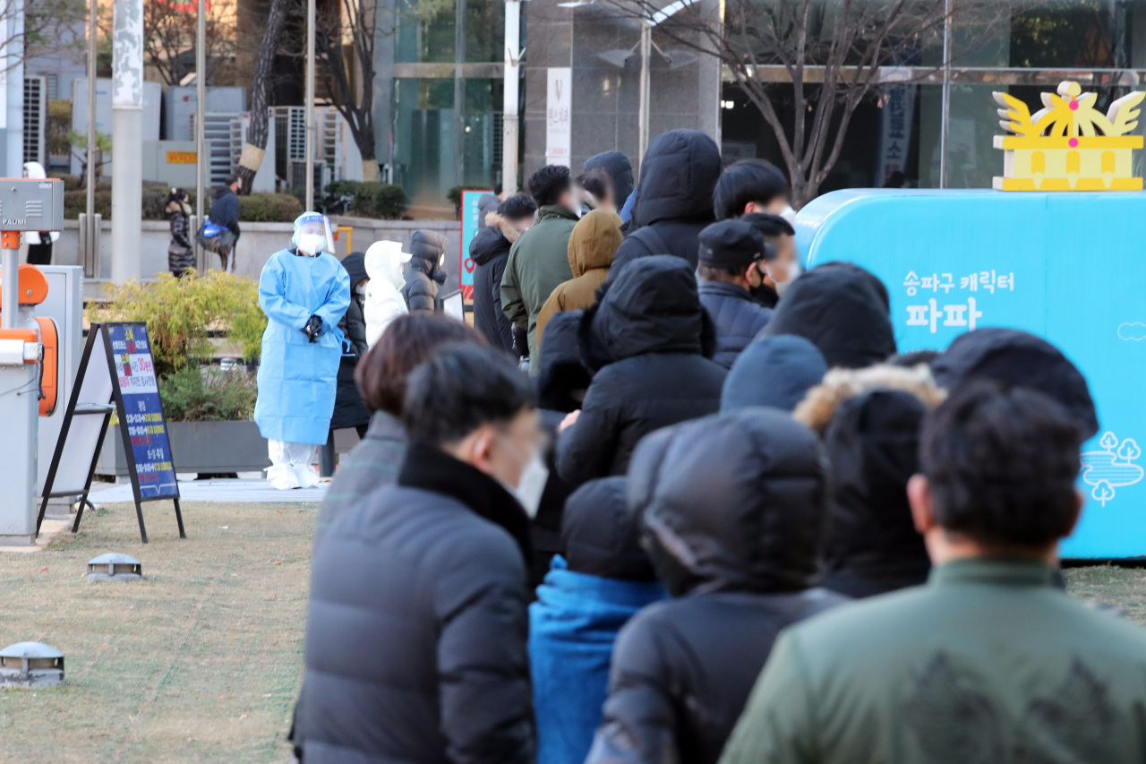 1일 오전 서울 송파구 송파보건소 신종 코로나바이러스 감염증(코로나19) 선별진료소에서 시민들이 검사를 받기 위해 대기하고 있다. [연합]