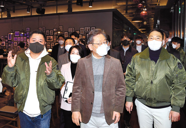 이재명 더불어민주당 대선후보가 30일 서울 중구 서울스퀘어에 위치한 기업형 메이커 스페이스 ‘N15’를 방문해 류선종 대표(검은마스크)의 안내를 받으며 공간을 살펴보고 있다. 이상섭 기자
