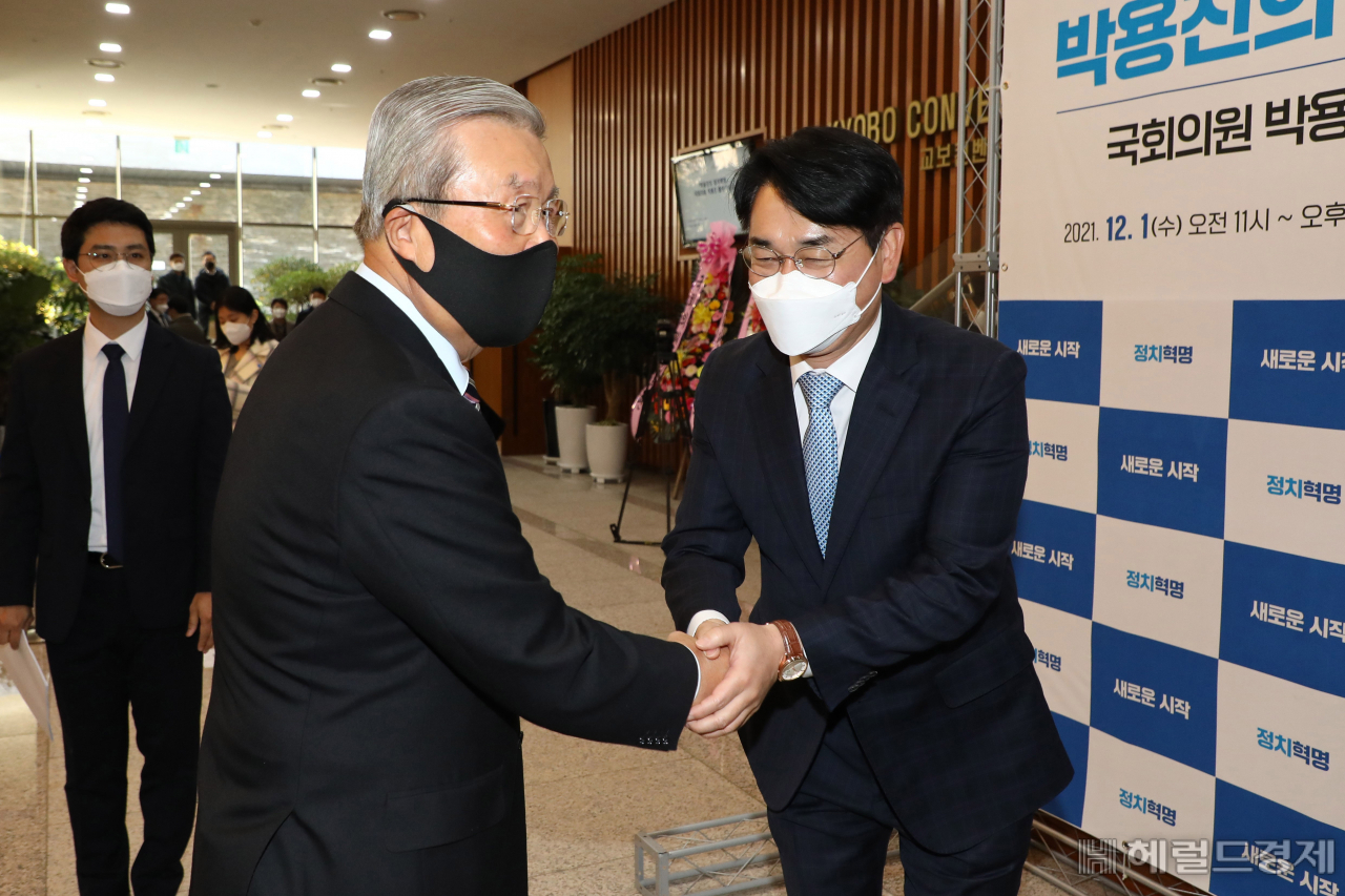 김종인 전 국민의힘 비상대책위원장(왼쪽)이 1일 서울 종로 교보빌딩 컨벤션홀에서 열린 박용진 더불어민주당 의원의 '정치혁명' 출판기념회에 참석해 악수를 나누고 있다. 이상섭 기자