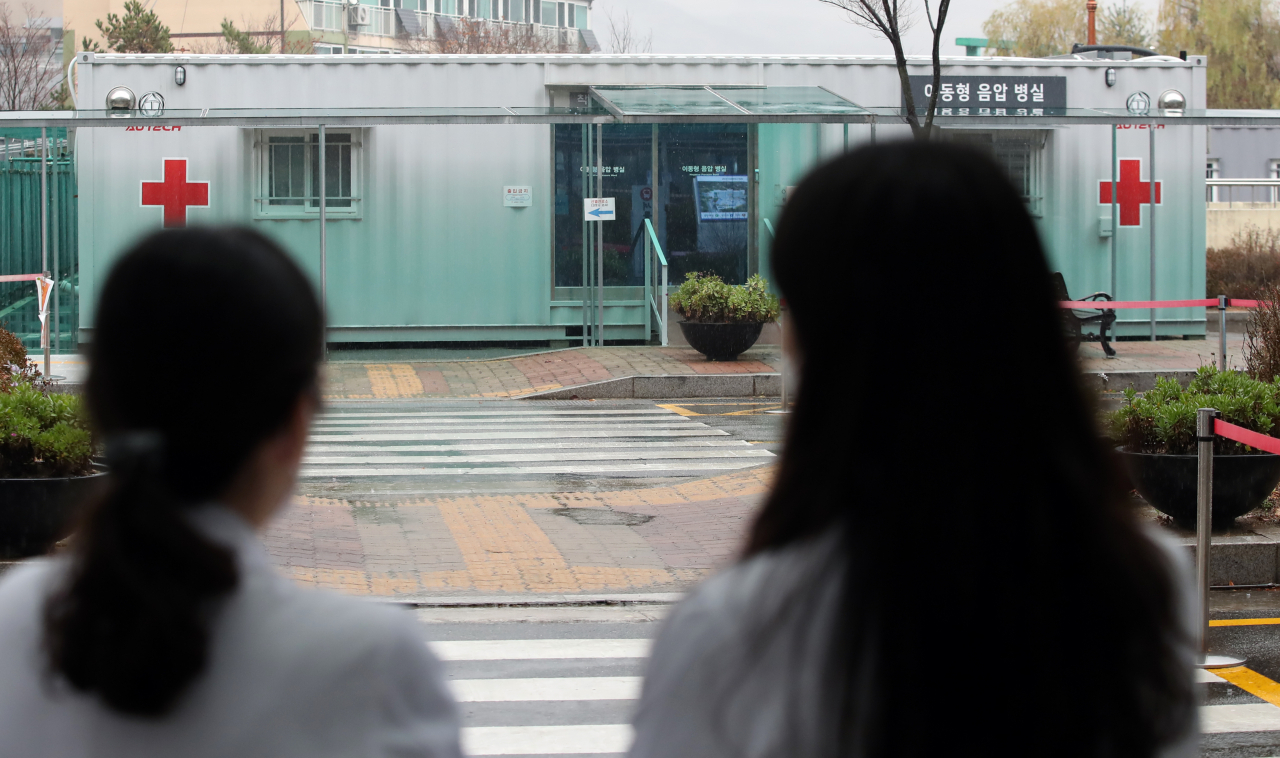 서울 은평구 서울특별시립서북병원 주차장에 설치된 이동형 음압병실 [연합]
