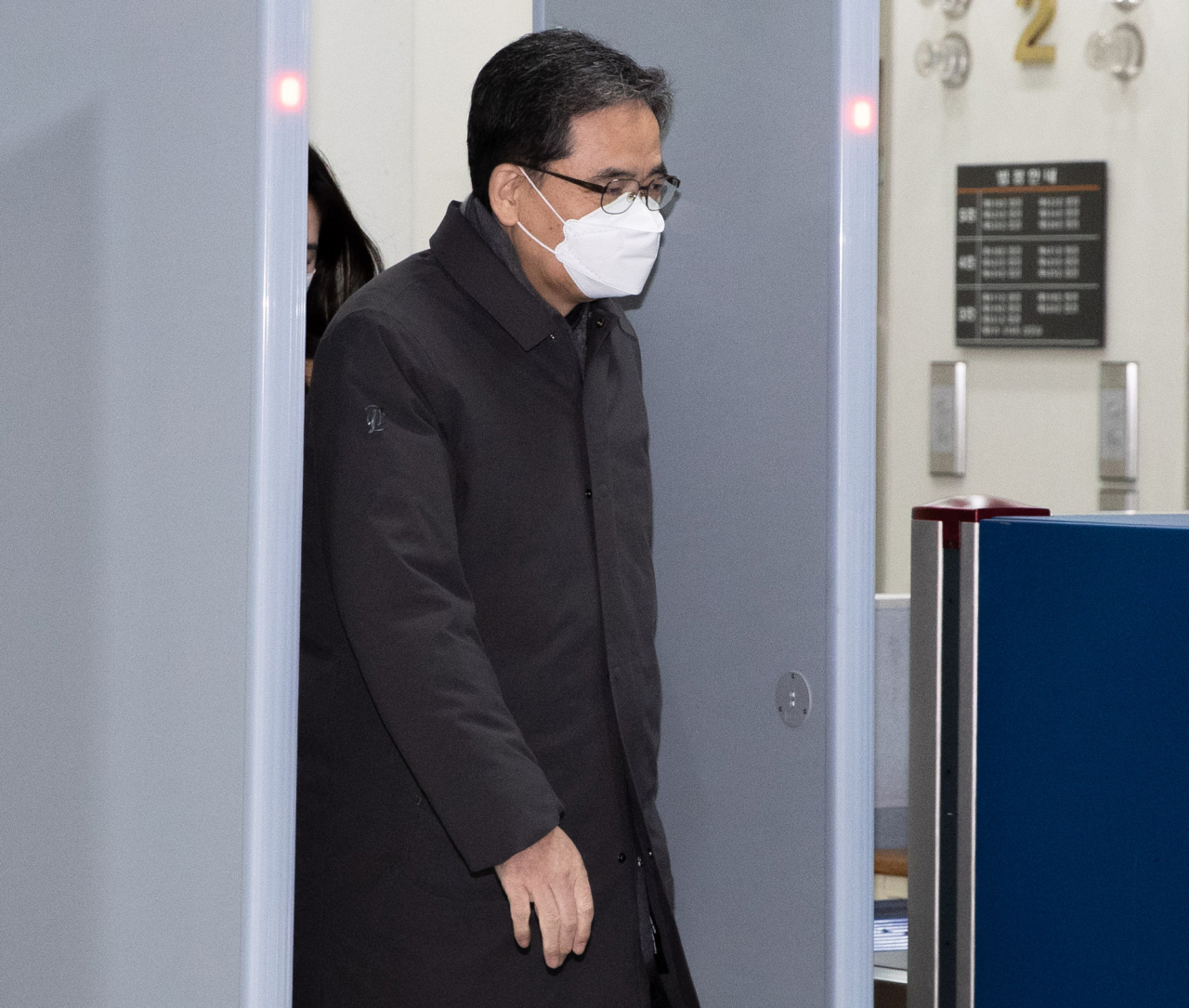 대장동 개발업자들에게 도움을 주고 아들을 통해 50억원의 금품을 받았다는 의혹이 제기된 곽상도 전 국민의힘 의원이 1일 오전 서울 서초구 서울중앙지법에서 열린 구속 전 피의자 심문(영장실질심사)에 출석한 뒤 법정을 나서고 있다. [연합]