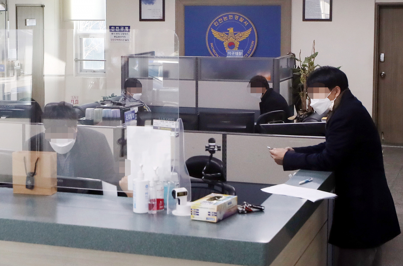 '인천 흉기난동' 사건 당시 경찰관들의 부실 대응을 수사 중인 인천경찰청 광역수사대 소속 경찰관들이 1일 오전 인천시 남동구 모 지구대에서 압수수색을 진행하고 있다. [연합]