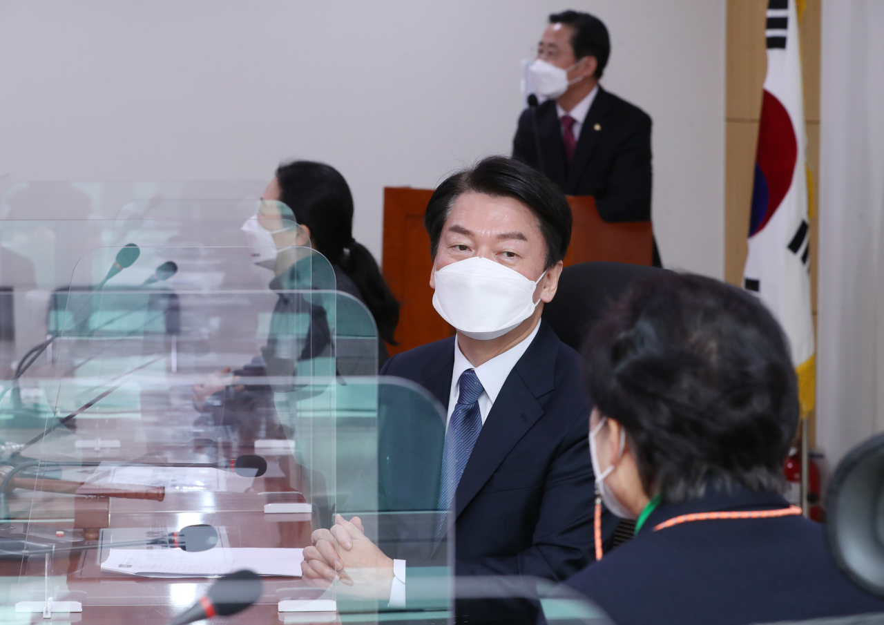 안철수 국민의당 대선 후보가 1일 국회 의원회관에서 열린 제1차 선거대책위원회의에서 신용현 선거대책위원장과 대화하고 있다. [연합]