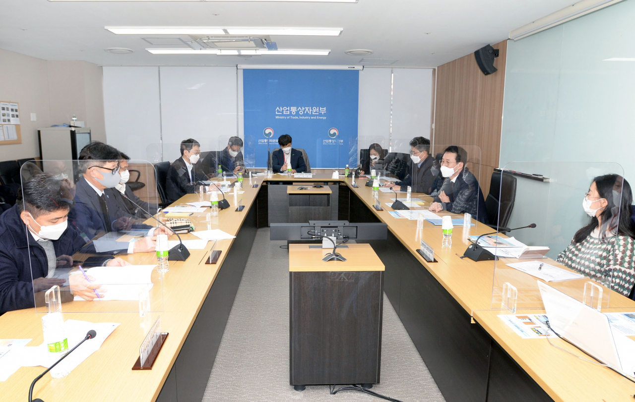 문동민(오른쪽 두번째) 산업통상자원부 무역투자실장이 1일 오후 정부세종청사에서 진행된 수출입물류 비상대응 전담반(TF) 4차 회의에서 인사말을 하고 있다.[산업통상자원부 제공]