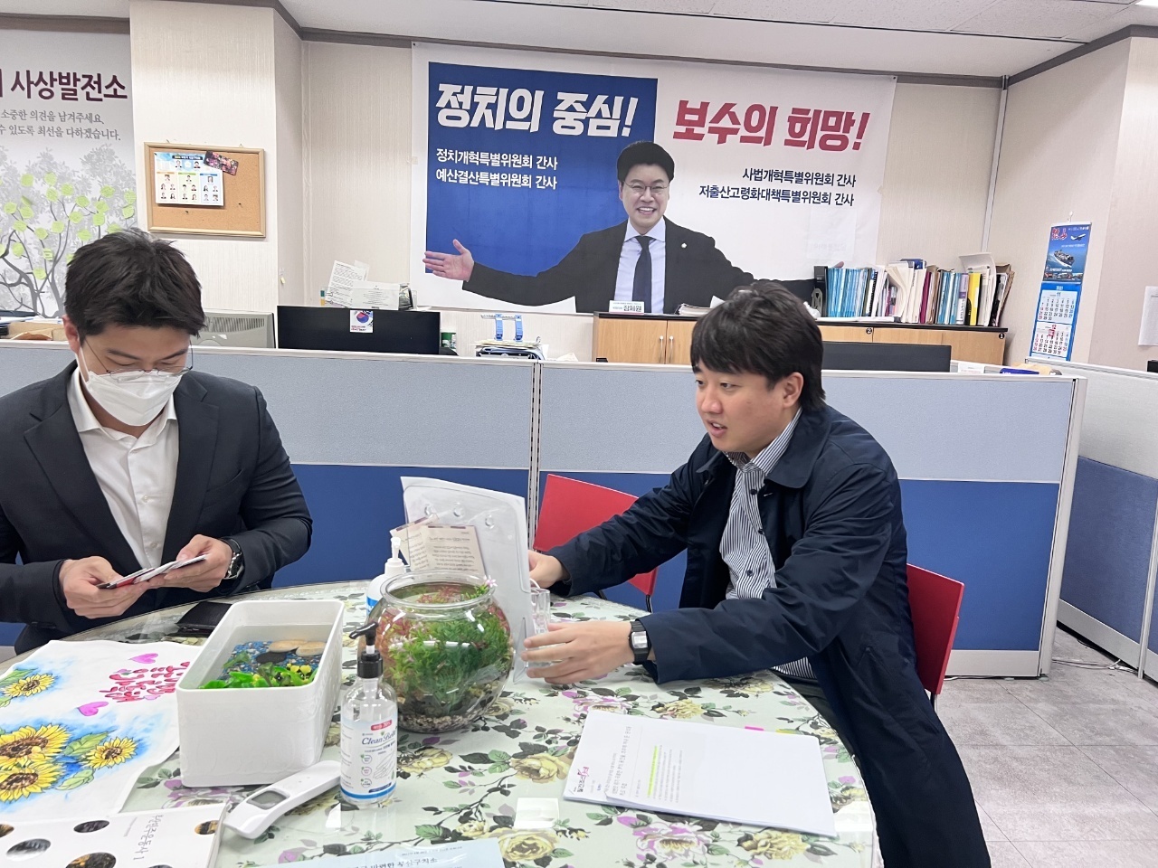 The photo, provided by the aides of People Power Party Chairman Lee Jun-seok, shows Lee at a party branch office in Busan. (Yonhap)