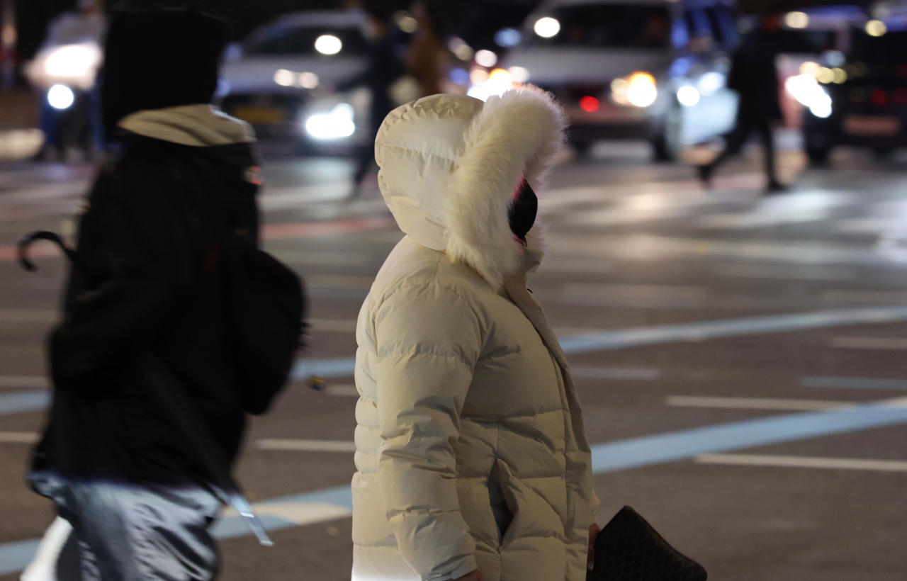 시민들이 추위에 웅크린 채 서울 세종로 거리를 지나가고 있다. [연합]
