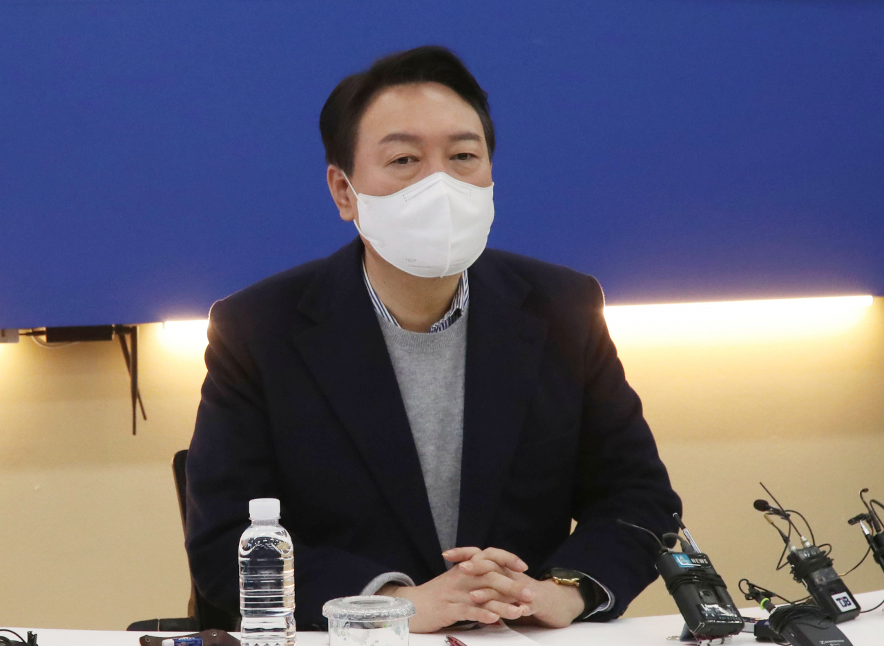 국민의힘 윤석열 대선 후보가 1일 오전 충남 아산시 신창면 한국폴리텍대학 아산캠퍼스를 방문해 실습실을 둘러본 뒤 학생들과 간담회를 하고 있다. [연합]