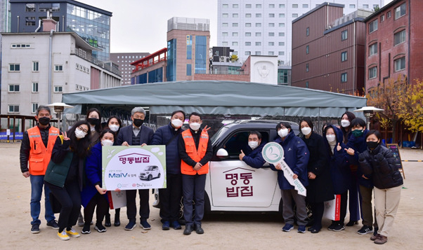 김종배(왼쪽 여섯번째) KST일렉트릭 대표와 김정환(가운데) 한마음한몸운동본부 신부 등 관계자들이 초소형전기차 마이브 기증식을 갖고 기념촬영을 하고 있다. [KST일렉트릭 제공]