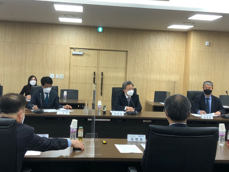 인천경제자유구역청은 1일 송도국제도시 G타워에서 이원재 청장과 유병윤 IGC운영재단 대표이사 등이 참석한 가운데 ‘IGC 활성화 및 상생협력 간담회’를 개최했다.