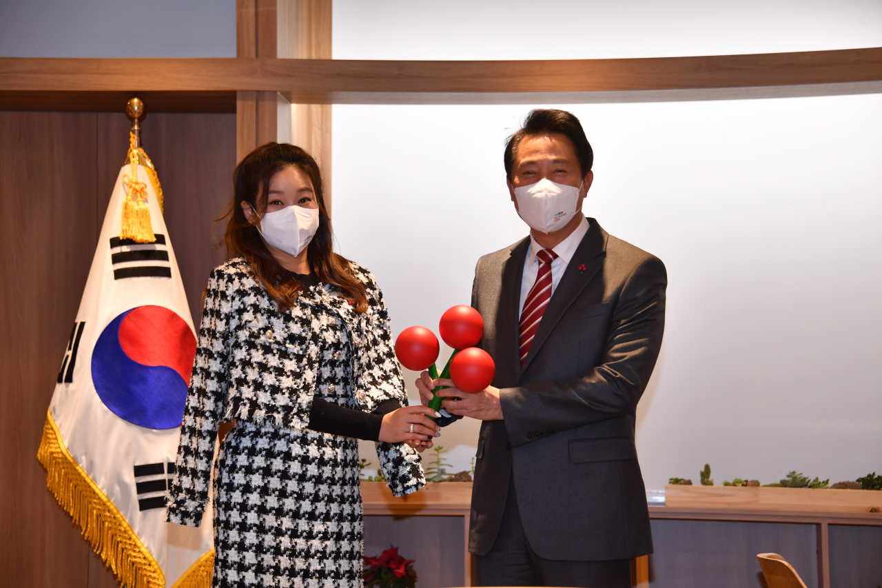 서울 사랑의열매 홍보대사 현영이 1일 오세훈 서울시장에게 사랑의열매를 전달하고 있다. 오 시장이 나서서 기부열기를 붐업시켜 힘겨워진 이웃들을 위한 모금을 목표(섭씨100도) 보다 높게 해보자는 취지다.