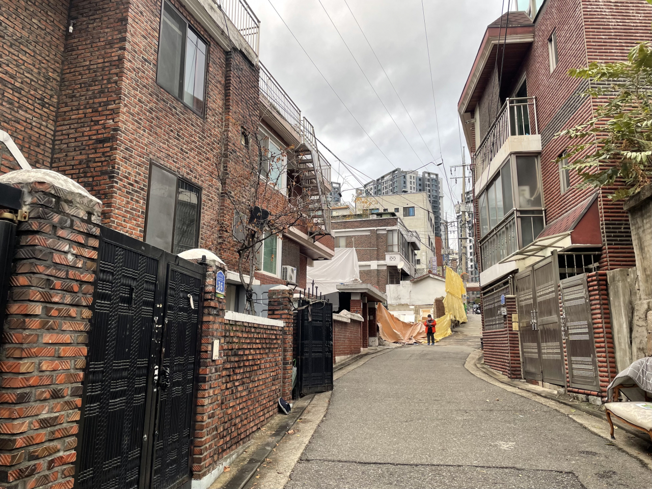 서울 마포구 대흥동 대흥5구역 일대의 모습. 골목길 끝으로 빌라 신축공사가 진행되고 있다. [사진=김은희 기자]